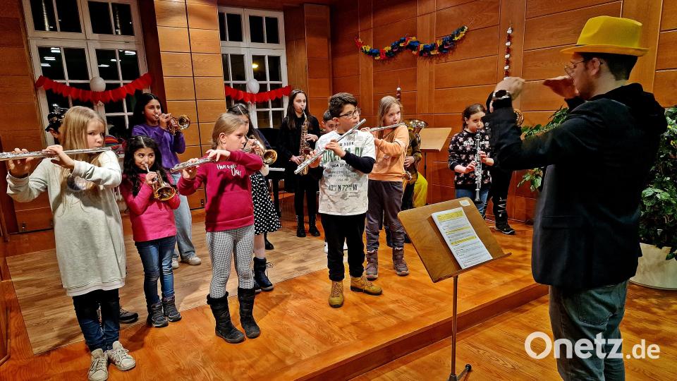 Im Auditorium der Franz-Grothe-Schule versammeln sich die Musikschüler. Hier die Bläserklasse mit dem Leiter Thorsten Willeke. Bild: R. Kreuzer