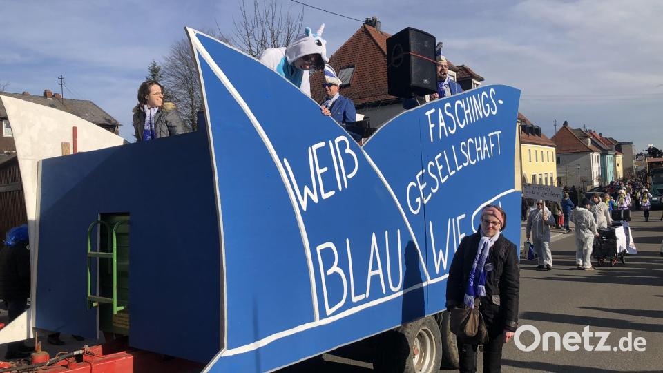 Bunt, ausgelassen und mit kräftigem Helau durch die Straßen von Wiesau. Bild: wro