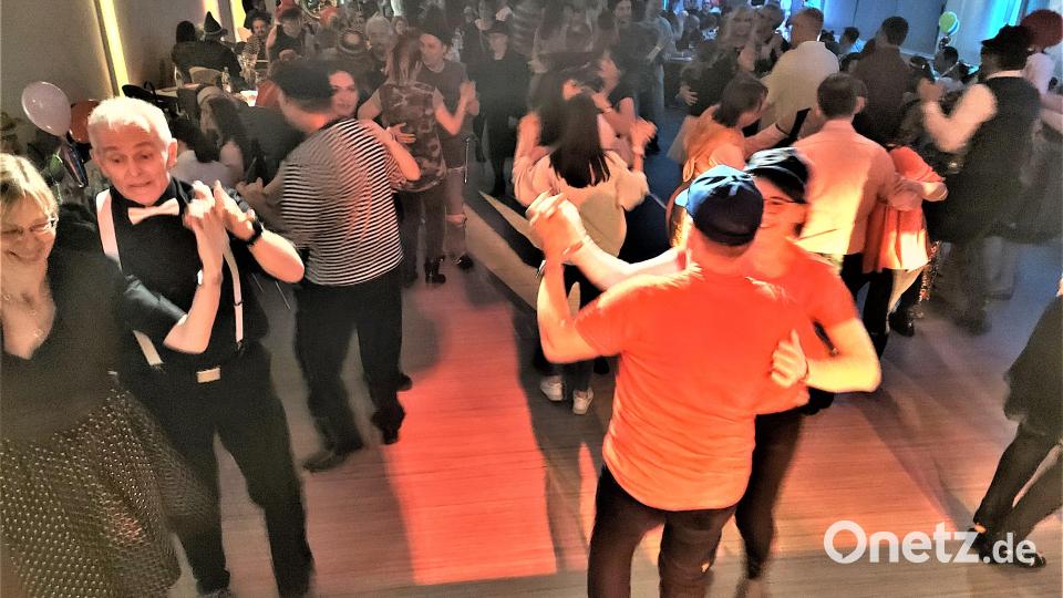 Das breite Repertoire der Gaudibursch´n animierte die tanzfreudigen Gäste. Bild: lg