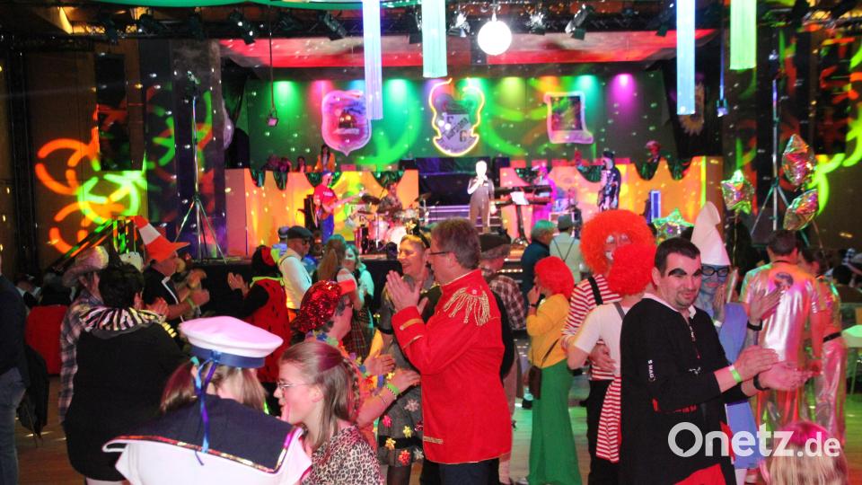 Eine tolle Stimmung herrschte am Samstag im Kettelerhaus beim Lumpenball der Faschingsgesellschaft Tursiana. Bild: kro