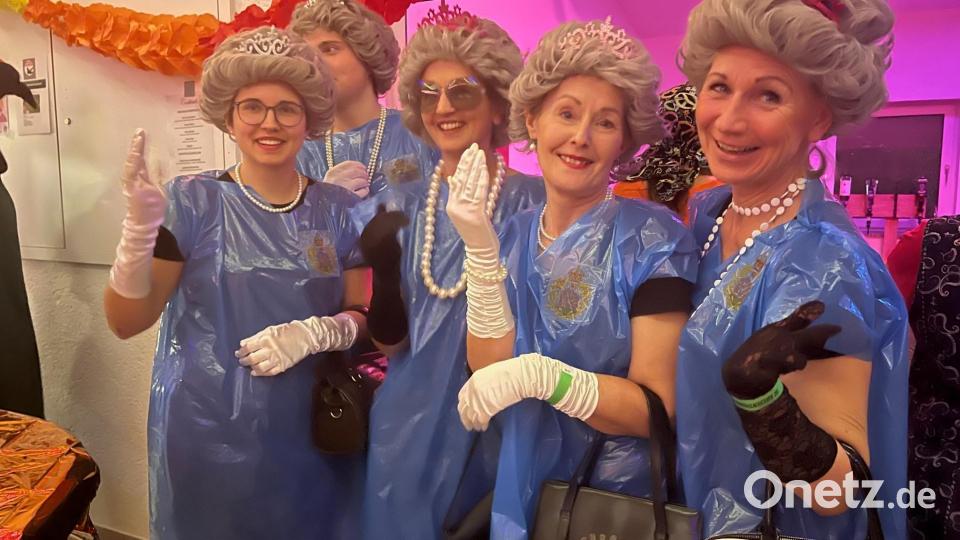Selbst eine Delegation &quot;blauen Blutes&quot; hofierte beim Weiberfasching in Dumba. Bild: msk