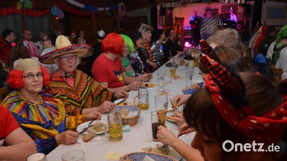 Bevor richtig abgetanzt wurde, stärkten sich die Gäste mit Köstlichkeiten aus der Küche. Bild: dob