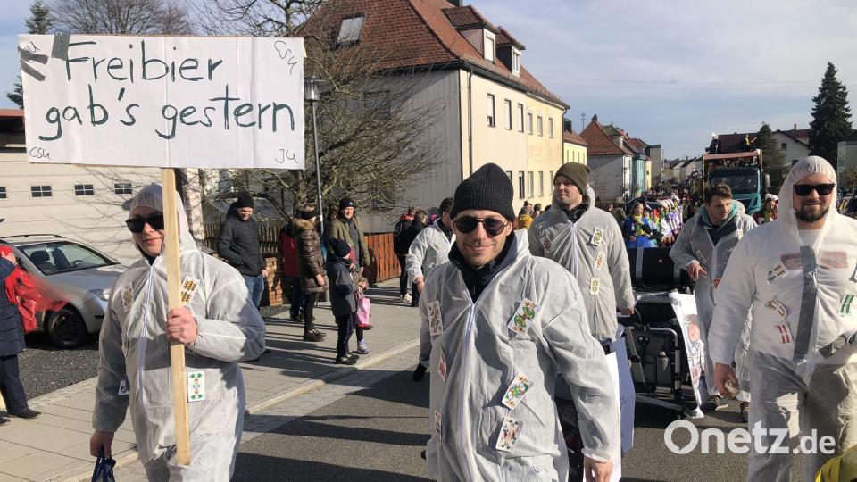 Bunt, ausgelassen und mit kräftigem Helau durch die Straßen von Wiesau. Bild: wro