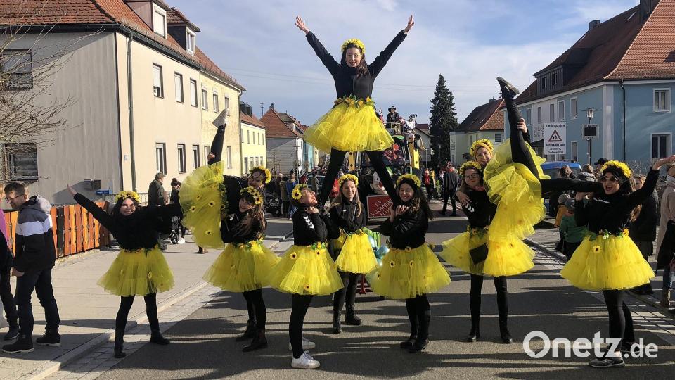 Stets beim Rosenmontagsumzug in Wiesau dabei ist die von Astrid Maurer geleitete Tanzgruppe &quot;Temptation&quot; des TB Jahn. Bild: wro