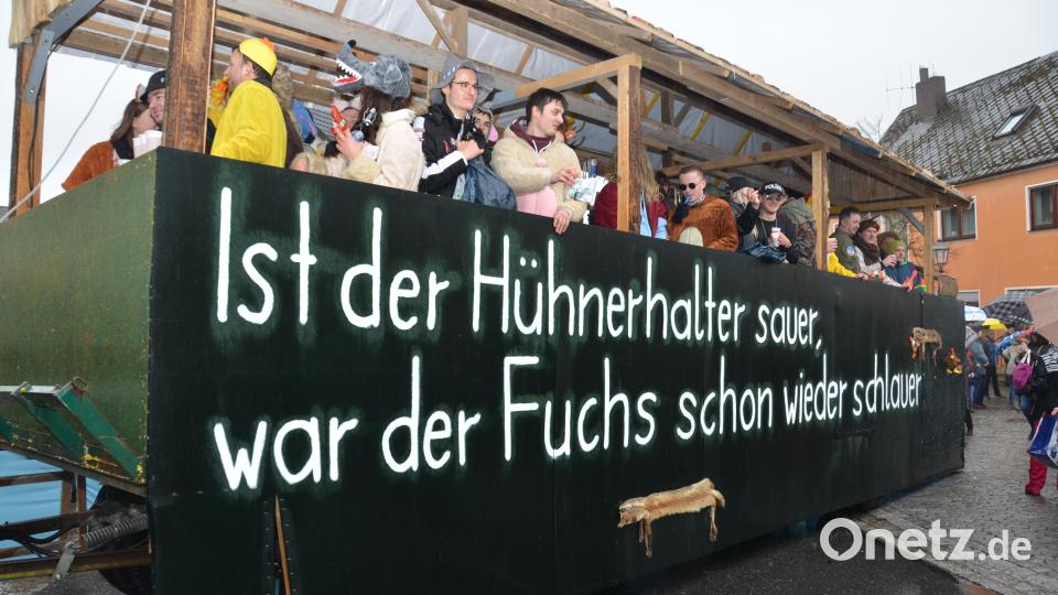 Ein buntes Spektakel durften die Zuschauer wieder beim Faschingsumzug in Altenstadt erleben. Trotz des Regens säumten Zuschauer die Straßen und klatschten begeistert Beifall. Bild: dob