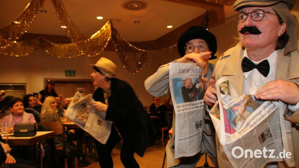 Drei Bankräuber stürmten zu EAV´s Banküberfall den Saal. Bild: sne