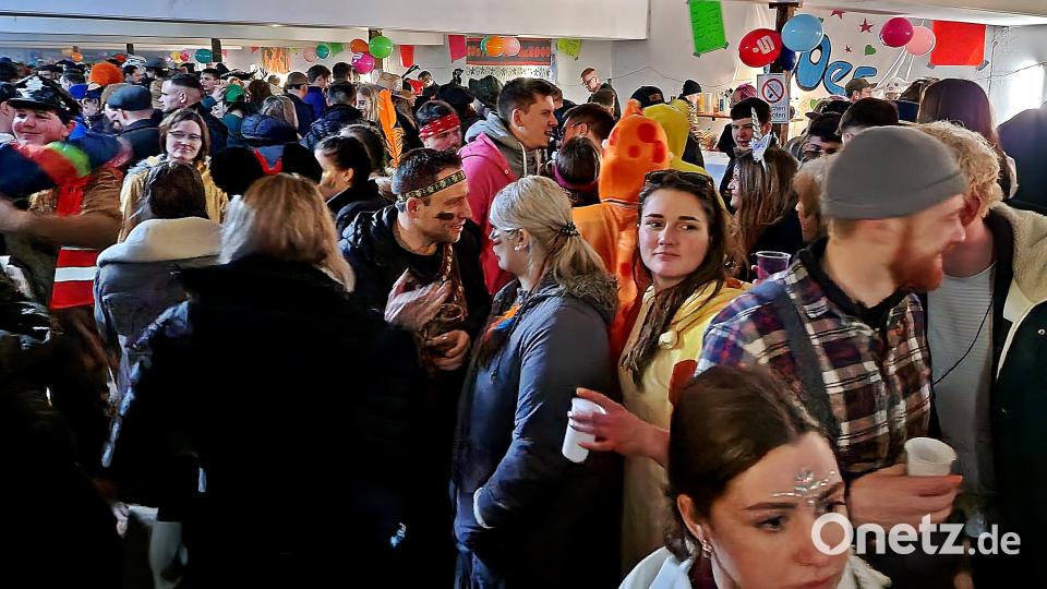 Ein Blick ins Neustädter Parkdeck, das mit Luftballons, Bar und DJ zur Disco umfunktioniert worden war. Bild: R. Kreuzer