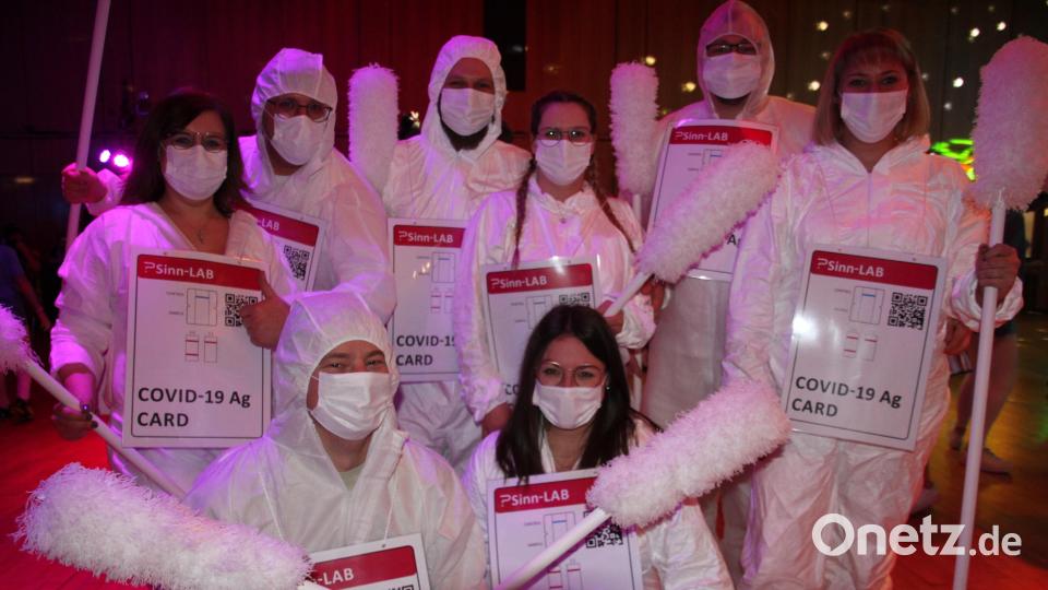 Eine achtköpfige Truppe hatte sich als &quot;Corona-Tester&quot; verkleidet und überdimensionierte Teststäbchen mitgebracht. Bild: kro