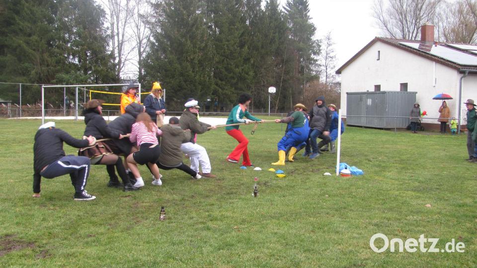 Beim Seilziehen setzte sich der Zapfwellenstammtisch gegen den Manteler Stammtisch durch. Der Manteler Stammtisch wurde noch durch Damen verstärkt. Die Frage des Stadionsprechers Kammerer nach "Doping" konnte keine der beteiligten Mannschaften glaubhaft verneinen. Bild: sei