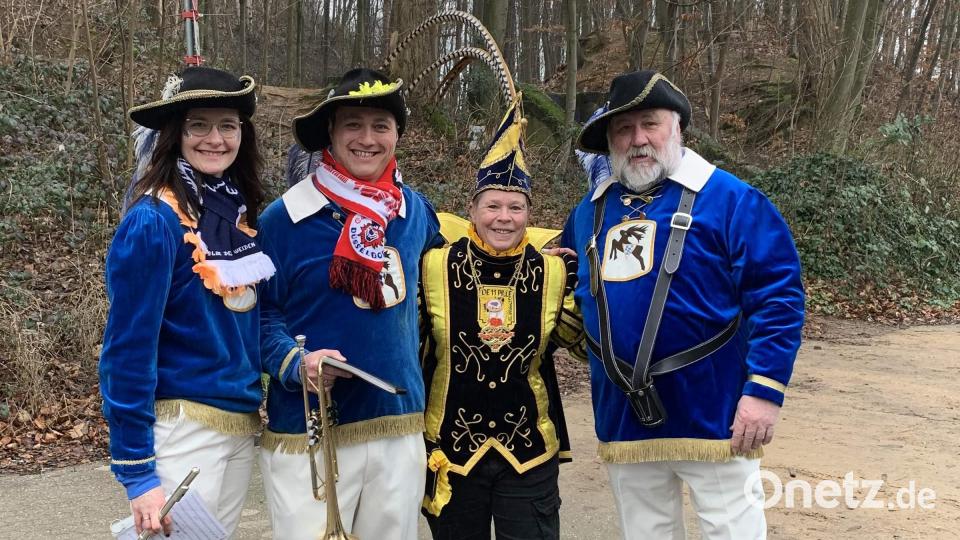 Die Hirschauer beim Veedelszoch in Gerresheim. Dort wurden Heike Stein, Vorsitzender Maximilian Stein (von links) und Werner Stein (rechts) mit einem Kuriosum konfrontiert – Prinz Änki (Zweite von rechts) – nicht Prinzessin, nicht Prinzin, nicht im Kleid, sondern im Prinzenornat. Bild: Maximilian Stein