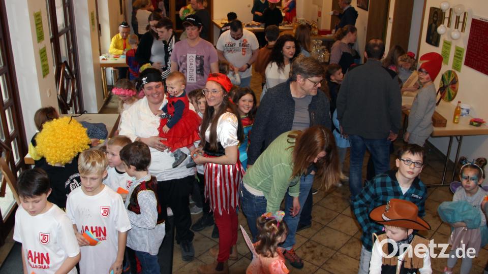Im Foyer des Pfarrheim gab es verschiedene Spielstationen, wo Geschicklichkeit gefragt war. Es konnten Punkte gesammelt werden und dann gegen schöne Preise eingetauscht werden. Bild: lep