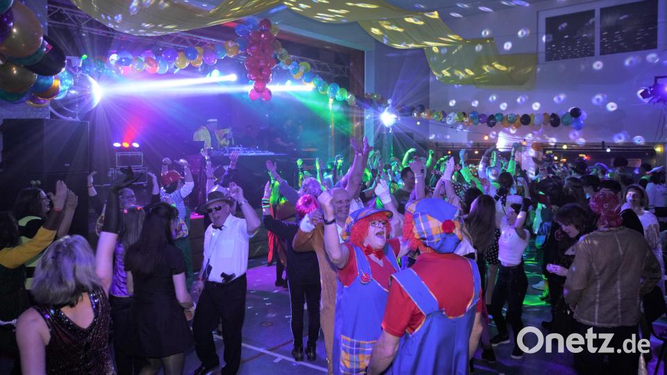 Viele Gäste fanden den Weg zur Sportlerparty des OWV und des FSV Waldthurn, bei der DJ Joe den feiernden Faschingsfans ordentlich einheizte. Bild: fvo