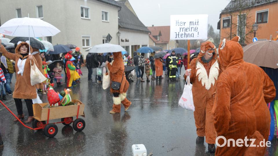 "Her mit meine Hehna", forderten die Frauenbundfüchse. Bild: dob