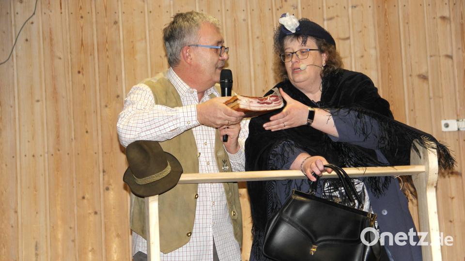 Martina und Bernhard in der Kirche. Irrtümlich landeten das Wammerl in der Handtasche und das Gebetbuch im Krauttopf. Bild: boj