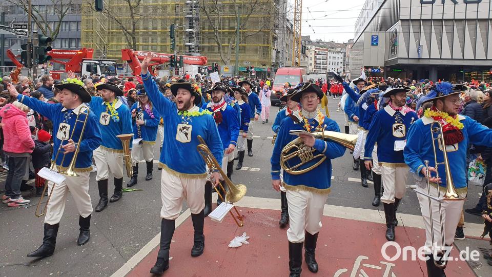 Zum 44. Mal war der Hirschauer Musikzug mit seinem Dirigenten Wolfgang Vögele (vorne, Zweiter von links) beim Düsseldorfer Rosenmontagszug dabei. Bild: Maximilian Stein