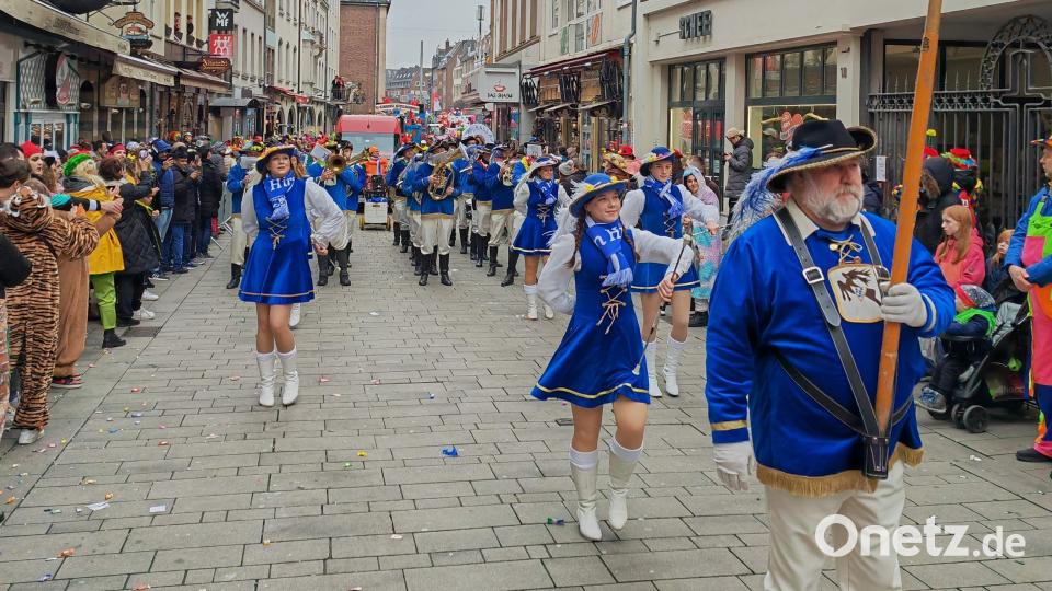 Werner Stein, der zum 42. Mal beim Rosenmontagszug in Düsseldorf dabei war, marschierte zum zwölften Mal als Standartenträger vorneweg. Bild: Maximilian Stein
