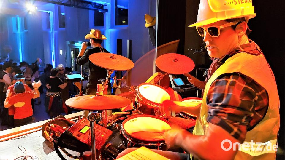 Bürgermeister Rudolf Teplitzky gab als Schlagzeuger der Gaudibursch'n beim Gemeinschaftsball den Rhythmus vor. Bild: lg