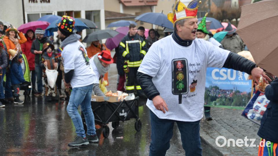 Bürgermeister Andreas Wutzlhofer mit dem CSU-Ortsverband findet, dass derzeit eine "Regierungs (Geh) Ampel" am Werk ist. Bild: dob