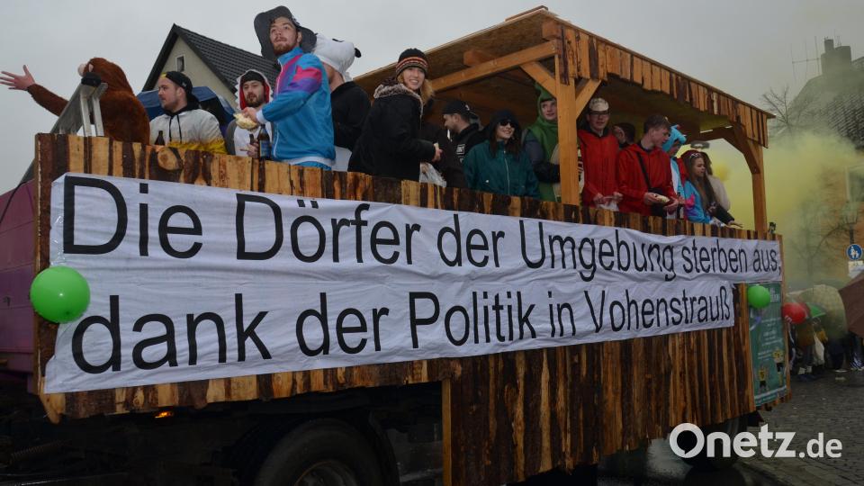 Ein buntes Spektakel durften die Zuschauer wieder beim Faschingsumzug in Altenstadt erleben. Trotz des Regens säumten Zuschauer die Straßen und klatschten begeistert Beifall. Bild: dob