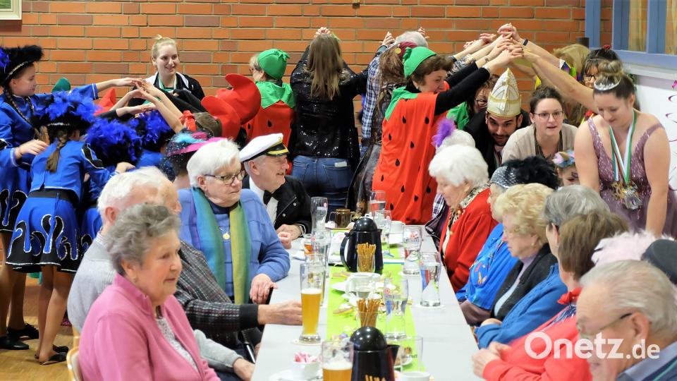 Die Polonaise tanzte sich durch den ganzen Saal. Bild: wlr
