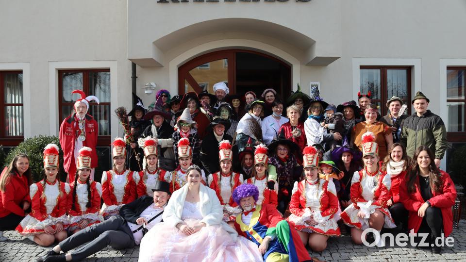 Die Vilshofener Hexen, die Prinzengarde und das Prinzenpaar der Narrhalla Rot-Weiß-Gold Rieden übernahmen am Rosenmontag das Riedener Rathaus Bild: mrr