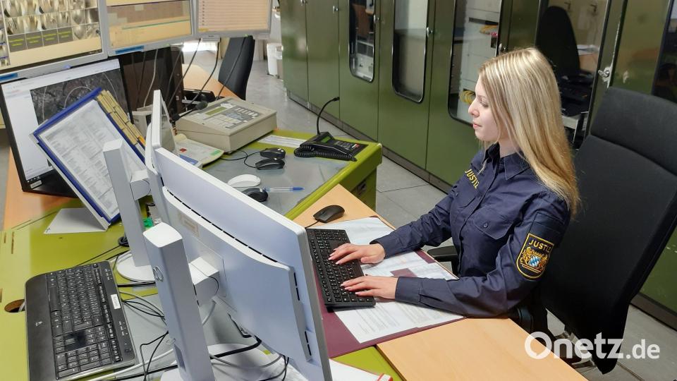 Lena Zilbauer lässt sich in der Amberger Justizvollzugsanstalt zur Justizbeamtin ausbilden. Hier ist die junge Frau in der Sicherheitszentrale im Einsatz. Bild: Markus Weigl/exb