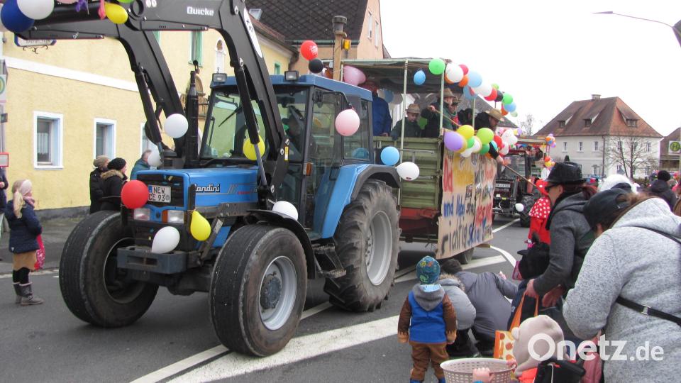 Auf das Traktortreffen freute sich der Zapfwellenstammtisch &quot;Alt`s Glump&quot;. Die Traktorfreunde reichten pikante Semmeln vom Wagen. Bild: sei