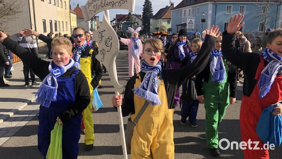 Nicht nur die Gäste von der Faschingsgesellschaft Plößberg, auch andere Gruppen sorgten für ein buntes Bild auf den Straßen von Wiesau. Bild: wro
