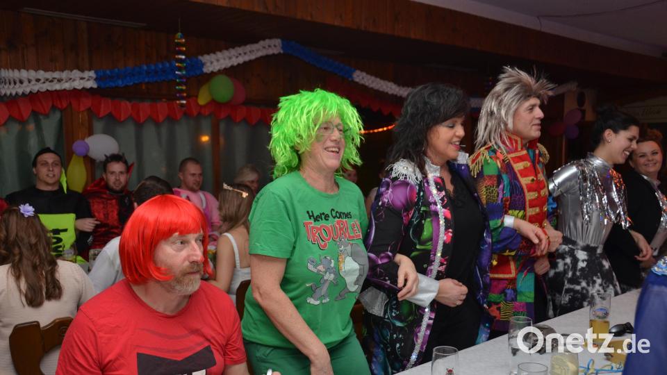 Immer wieder "Auf und nieder" hieß es im Schützenhaus in Roggenstein. Fest vertreten waren die benachbarten Schützen aus Kaimling und Oberlind, aber auch Musiker von der Jugendkapelle Roggenstein. Bild: dob