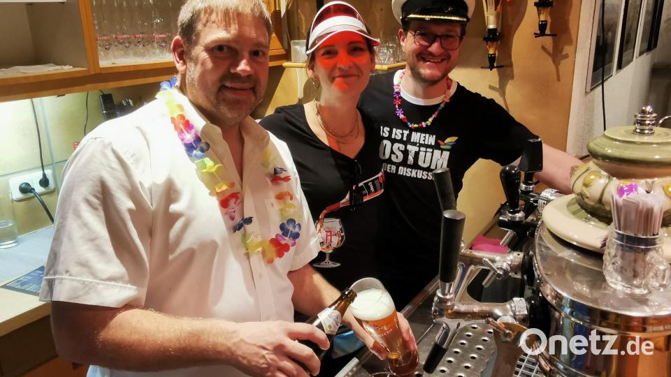 Hinter der Schenke herrschen (von rechts) Bierkapitän Tom Meckl, Förderkreischefin Steffi Kaiser-Lehner und Martin Nickl. Bild: gz