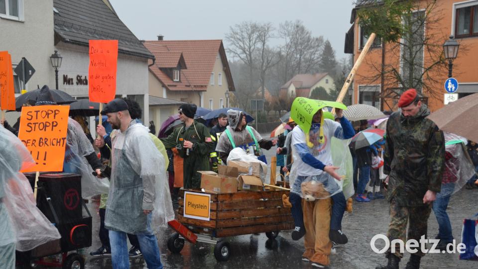Ein buntes Spektakel durften die Zuschauer wieder beim Faschingsumzug in Altenstadt erleben. Trotz des Regens säumten Zuschauer die Straßen und klatschten begeistert Beifall. Bild: dob