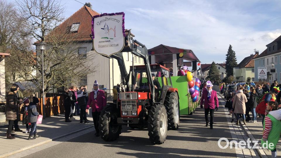 Bunt, ausgelassen und mit kräftigem Helau durch die Straßen von Wiesau. Bild: wro