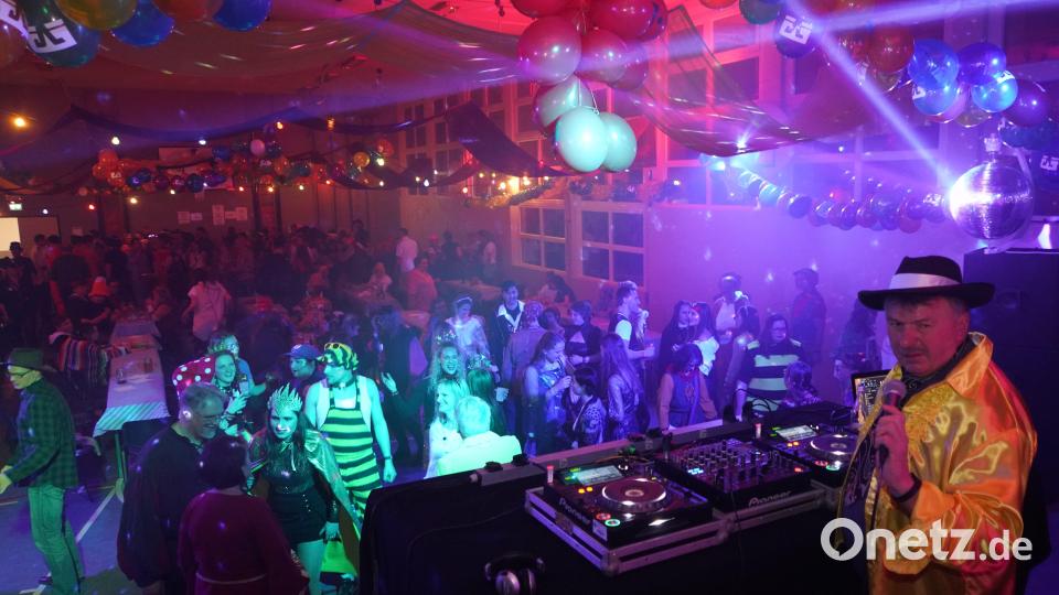 DJ Joe (rechts) heizte den Gästen beim Sportlerparty des OWV/FSV mit guter Musik ordentlich ein. Bild: fvo