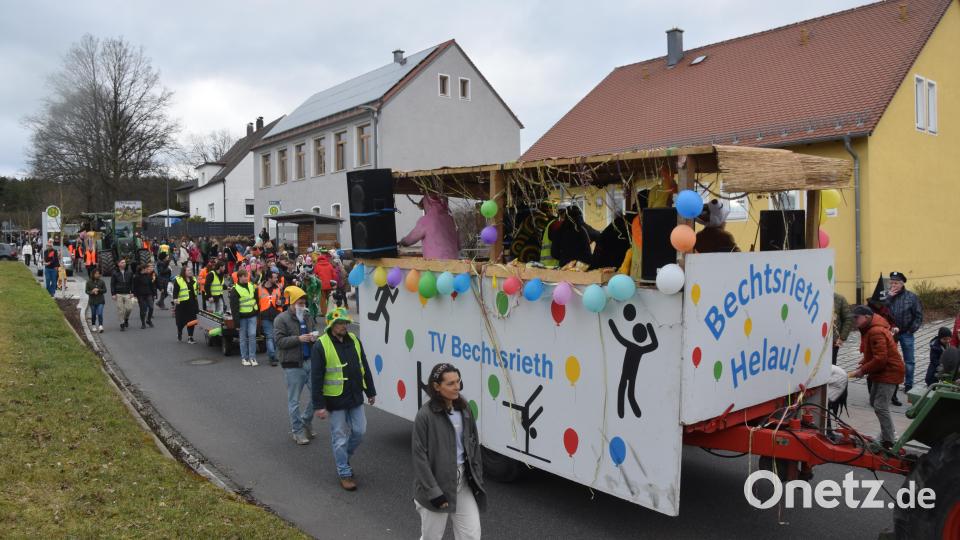 Tolle Stimmung auf den Faschingswagen, denen eine Riesenmenschenmenge folgte. Bild: fz