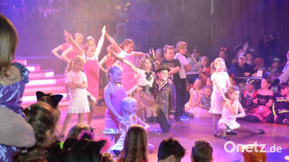 Eine Superparty feierten die Kinder am Faschingsdienstag noch einmal mit dem Kinderprinzenpaar Louisa Sollfrank und Samuel Kreisl mit der Kinder- und Jugendgarde unter dem Motto &quot;Tick Tock - Rock around the Clock&quot;. Die Besucher waren mega begeistert. Bild: dob
