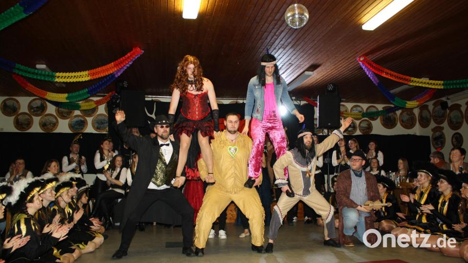 Als vorletzte Darbietung zieht sich das Männerballett des Pressather Faschingsvereins den "Schuh des Manitu" an (Bild). Im abschließenden Showtanz entführt das Ensemble sein Preißacher Publikum in einen Zauberwald mit Zwergen, Elfen und Feen. Bild: bjp