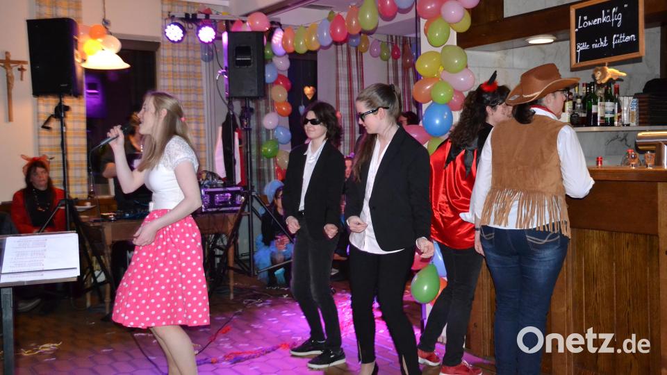 Tanzeinlage der jungen Damen zu „Schuld ist nur der Bossa Nova“. Bild: gi