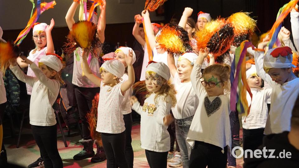 Der erste Kinderfasching des Theatervereins Dorfbühne Waidhaus war ein voller Erfolg. Eifrig tanzten und sangen die kleinen Faschingsfans. Bild: Bastian Schinabeck/exb