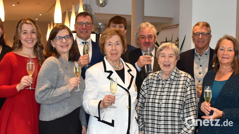 Herta Fink (Mitte im weißen Blazer) feierte ihren 90. Geburtstag im Kreis ihrer Familie. Bild: ubb