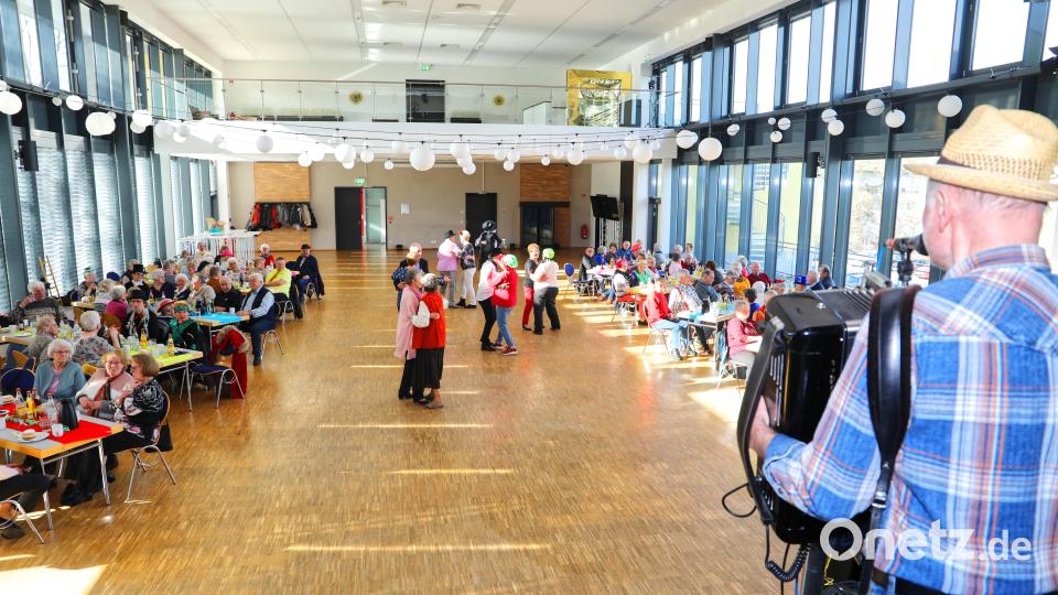 Für die musikalische Stimmung sorgte der &quot;Tiefenbacherer&quot;. Bild: njn