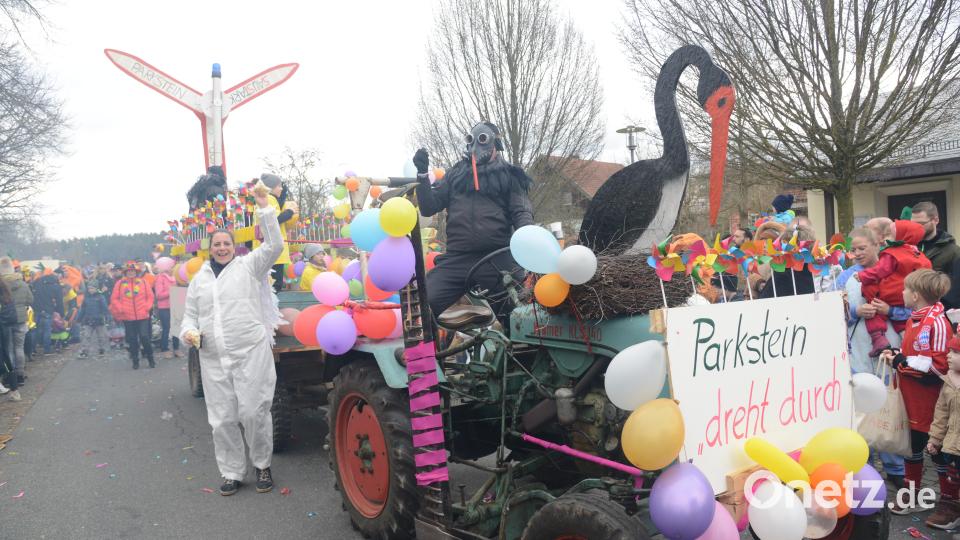 &quot;Parkstein dreht durch&quot; steht auf dem Schild am Traktor, der das Windrad auf dem Anhänger zieht. Bild: bey