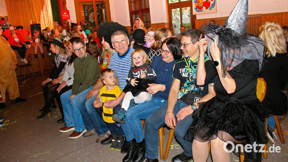 Eingebunden bei den Spielen beim Kinderfasching waren sehr zur Freude der kleinsten Faschingsbesucher oft auch Eltern, Opas und Omas. Bild: bsc