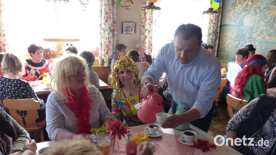 Das Leuchtenberger Marktgemeindeoberhaupt Anton Kappl bediente beim Fasching der Landfrauen jede Besucherin persönlich. Bild: sl