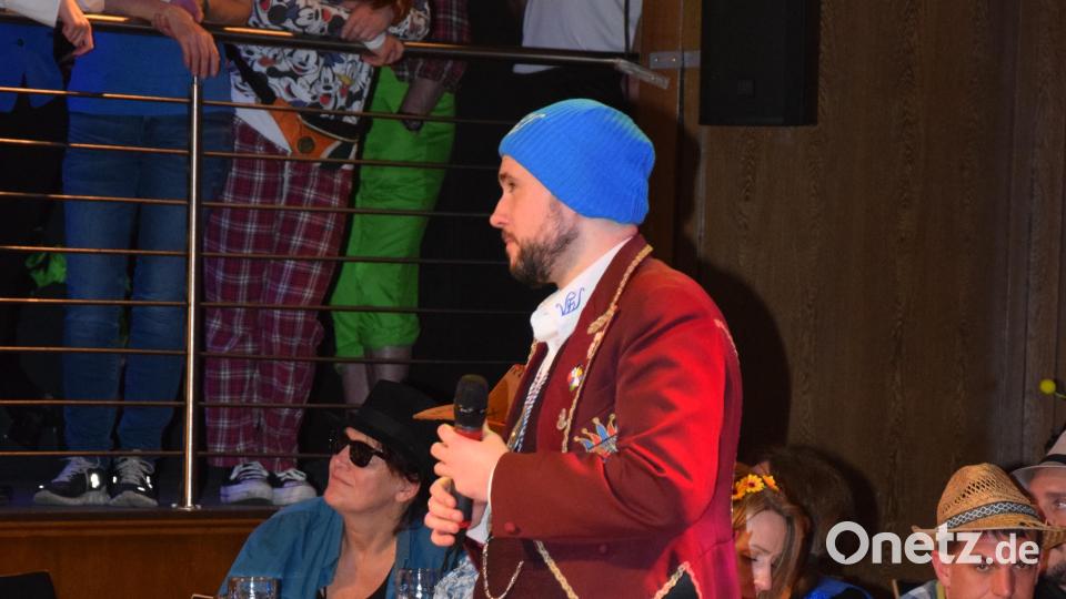 Präsident Thomas Meyer setzt sich am Ende extra eine VFV-Mütze auf, um anschließend vor allen Aktiven des VFV seinen &quot;Hut&quot; ziehen zu können. Bild: fla