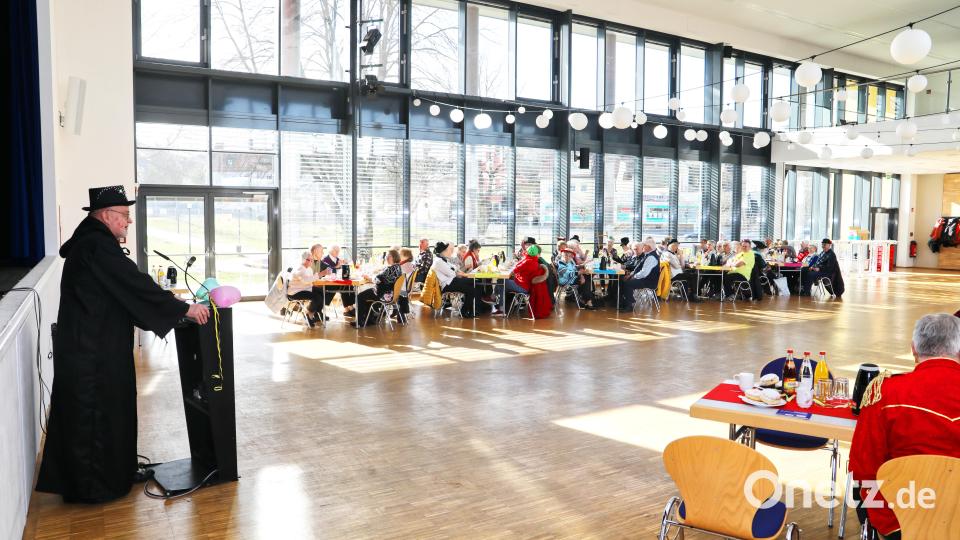 Den Nachmittag moderierte Seniorenbeauftragter Roland Lochner (links). Bild: njn