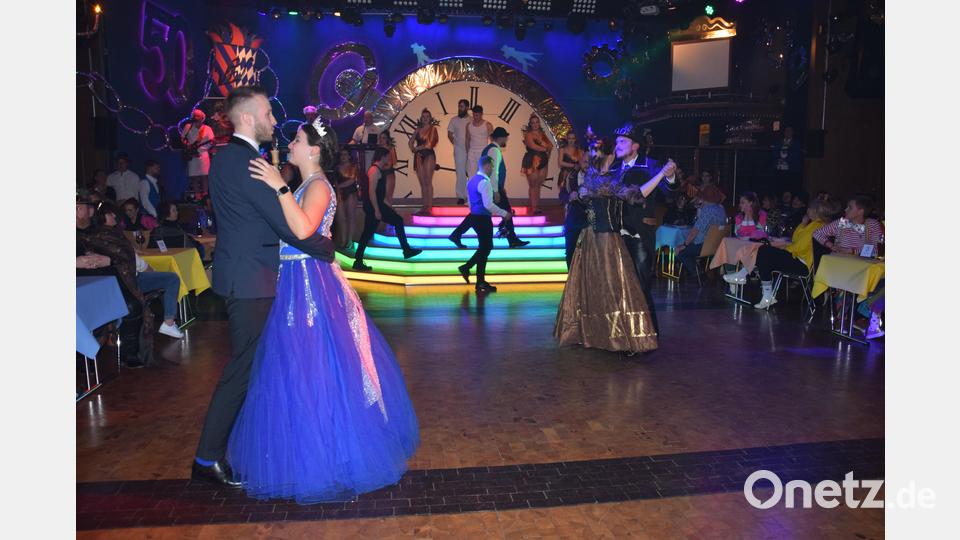 Die Prinzenpaare aus Plößberg (links) und Vohenstrauß (rechts) eröffnen gemeinsam den Ballabend. Bild: fla