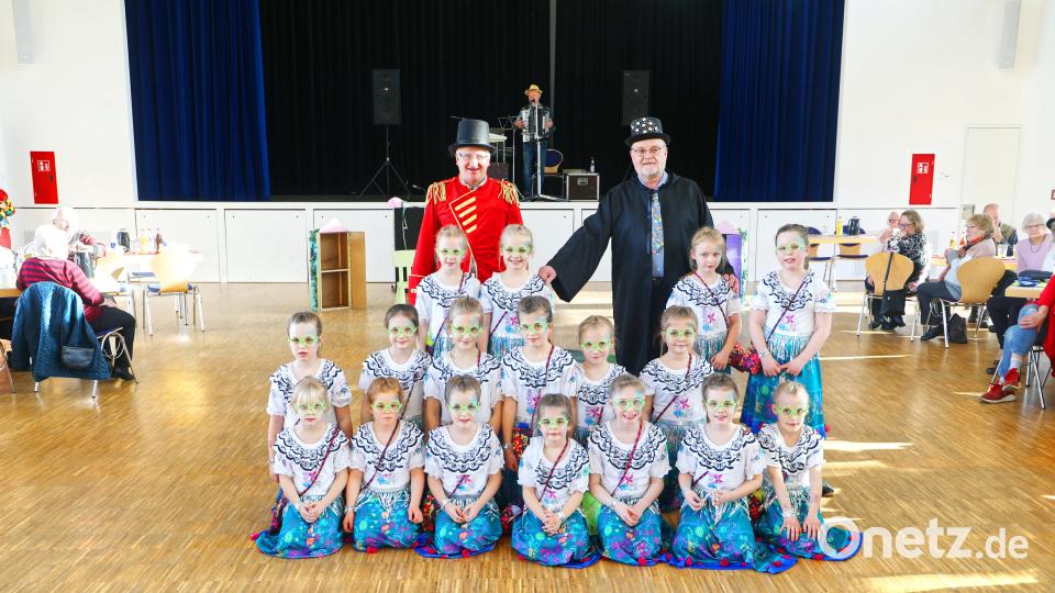 Bürgermeister Johannes Reger (links) und Seniorenbeauftragter Roland Lochner mit der Tanzgruppe &quot;Little Jumpies&quot;. Bild: njn
