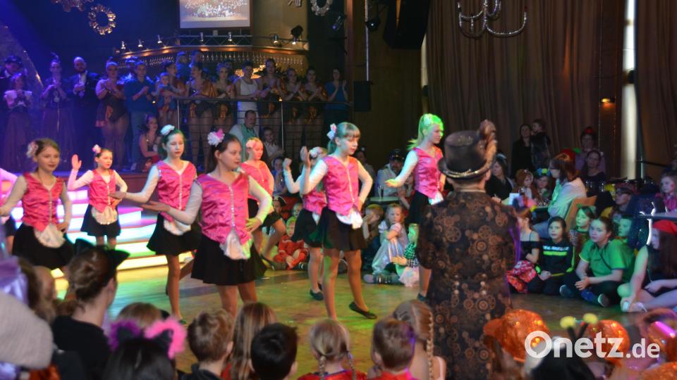 Eine Superparty feierten die Kinder am Faschingsdienstag noch einmal mit dem Kinderprinzenpaar Louisa Sollfrank und Samuel Kreisl mit der Kinder- und Jugendgarde unter dem Motto &quot;Tick Tock - Rock around the Clock&quot;. Die Besucher waren mega begeistert. Bild: dob