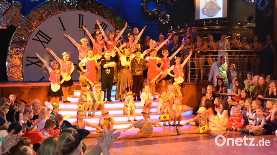 Eine Superparty feierten die Kinder am Faschingsdienstag noch einmal mit dem Kinderprinzenpaar Louisa Sollfrank und Samuel Kreisl mit der Kinder- und Jugendgarde unter dem Motto &quot;Tick Tock - Rock around the Clock&quot;. Die Besucher waren mega begeistert. Bild: dob