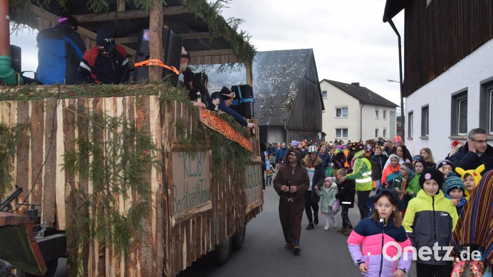 Mit ihrem bombastisch wirkenden Pistenlöschfahzeug löschte die KLJB auch so manchen Durst der Mitmarschierer. Bild: fz